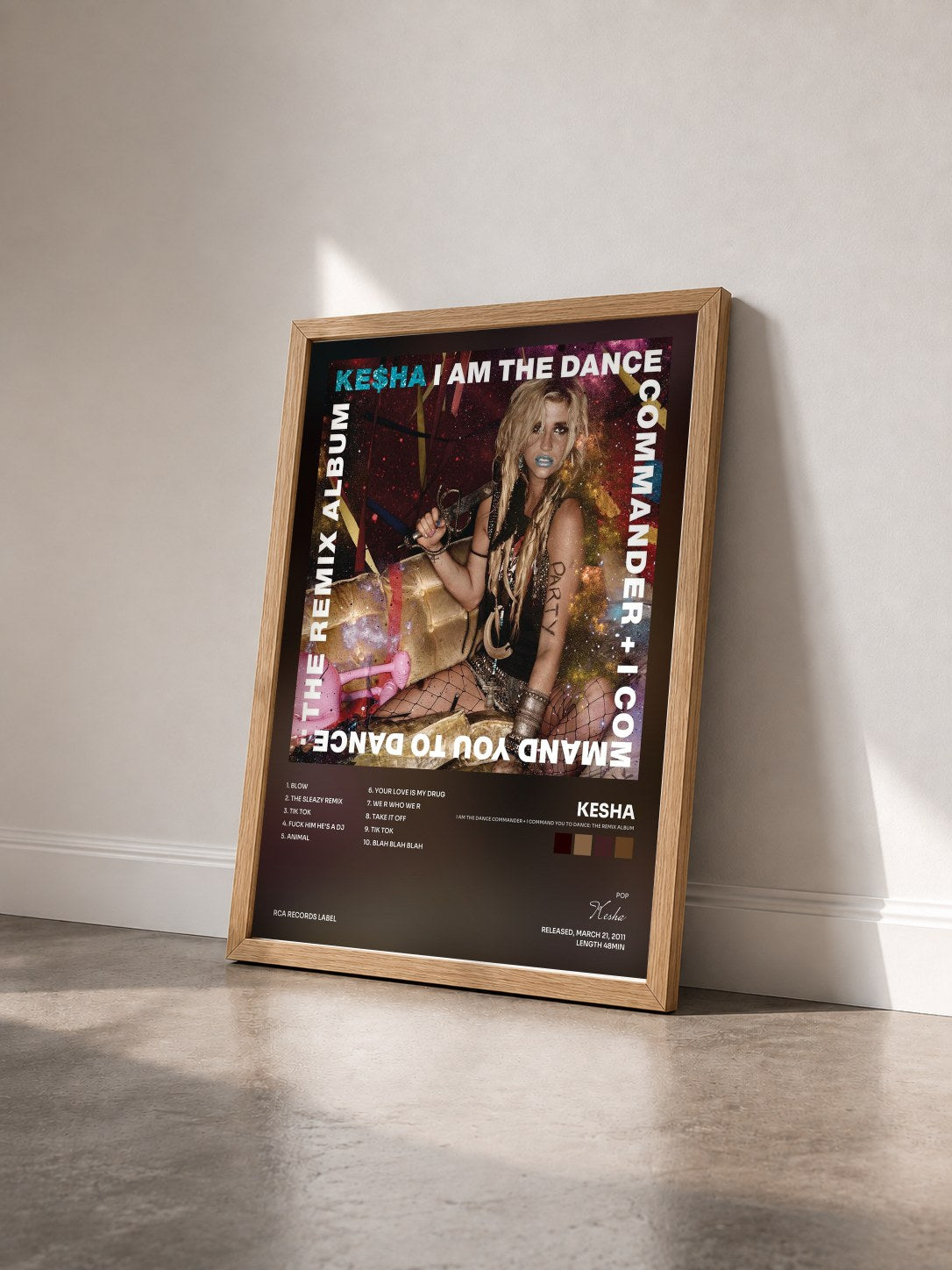 #bois Tableau de l'album I Am The Dance Commander + I Command You To Dance: The Remix Album de Kesha vu de trois quarts, cadre en bois brut