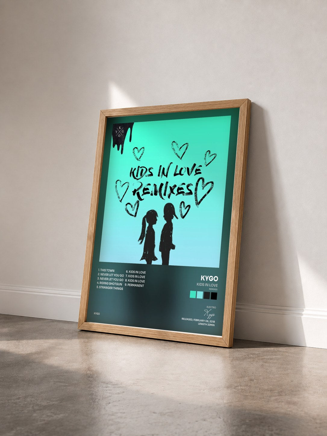 #bois Tableau de l'album Kids in Love (Remixes) de Kygo vu de trois quarts, cadre en bois brut