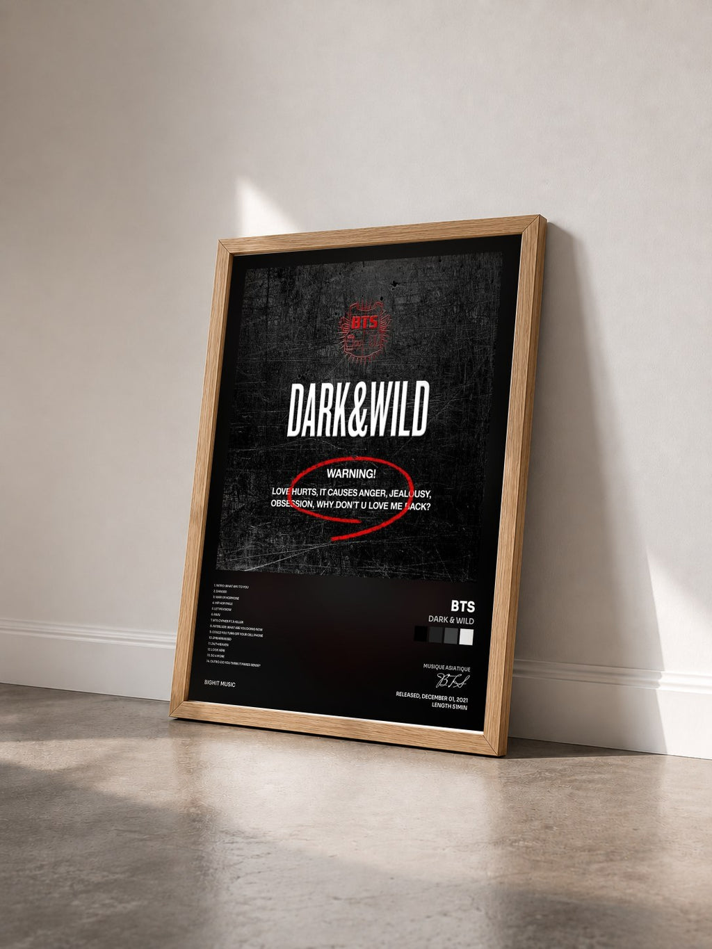 #bois Tableau de l'album Dark & Wild de BTS vu de trois quarts, cadre en bois brut