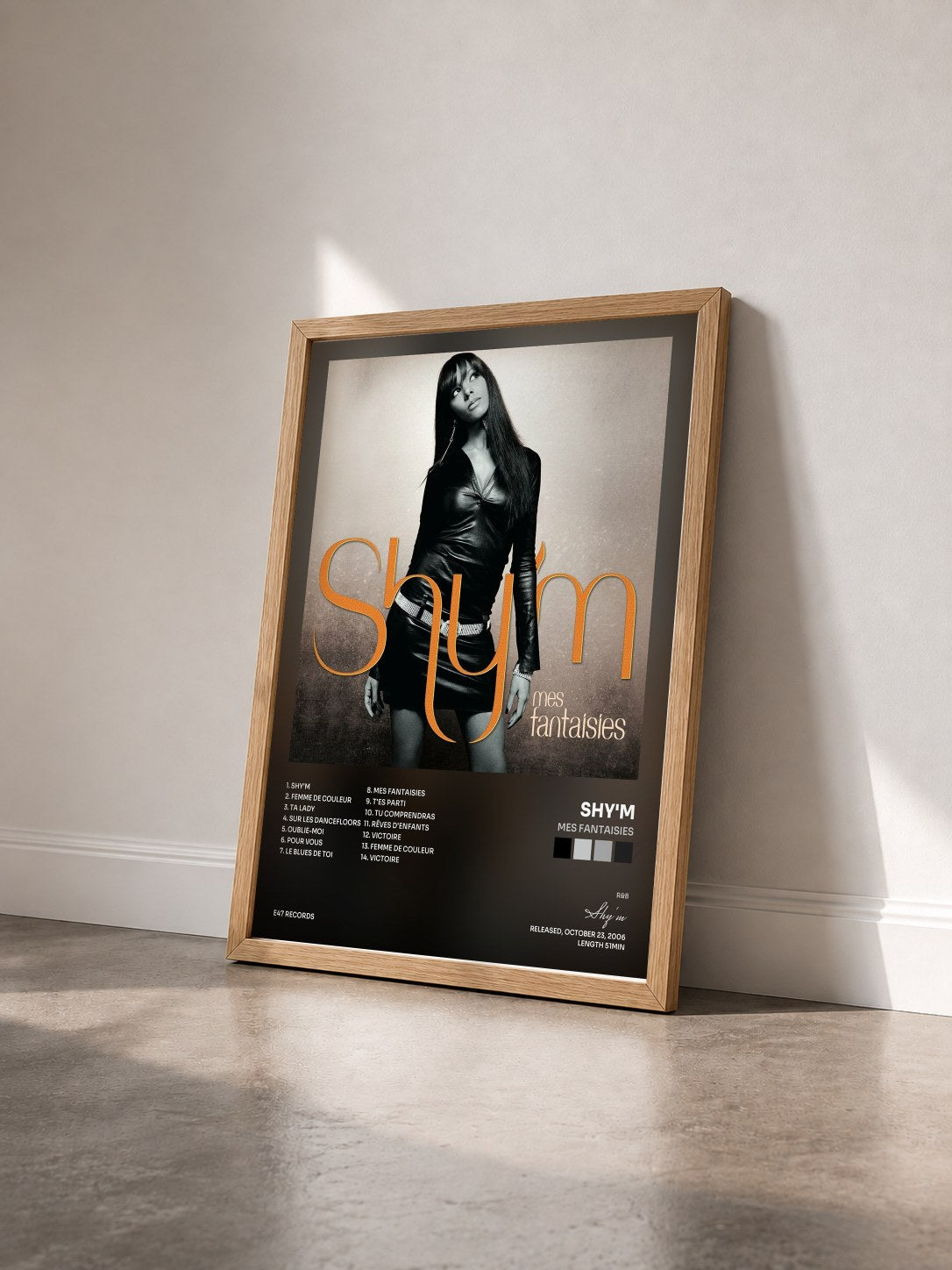 #bois Tableau de l'album Mes fantaisies de Shy'm vu de trois quarts, cadre en bois brut