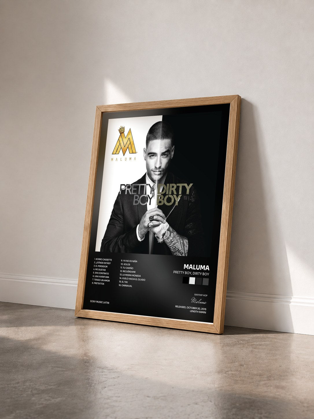 #bois Tableau de l'album Pretty Boy, Dirty Boy de Maluma vu de trois quarts, cadre en bois brut
