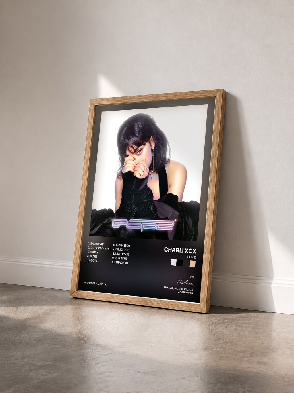 #bois Tableau de l'album Pop 2 de Charli xcx vu de trois quarts, cadre en bois brut