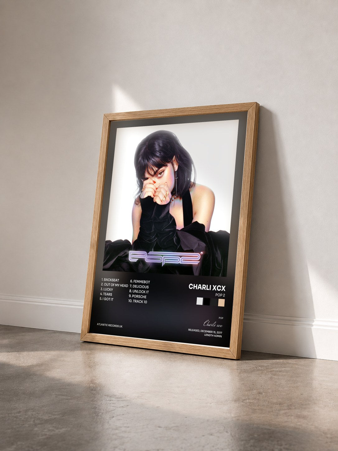 #bois Tableau de l'album Pop 2 de Charli xcx vu de trois quarts, cadre en bois brut