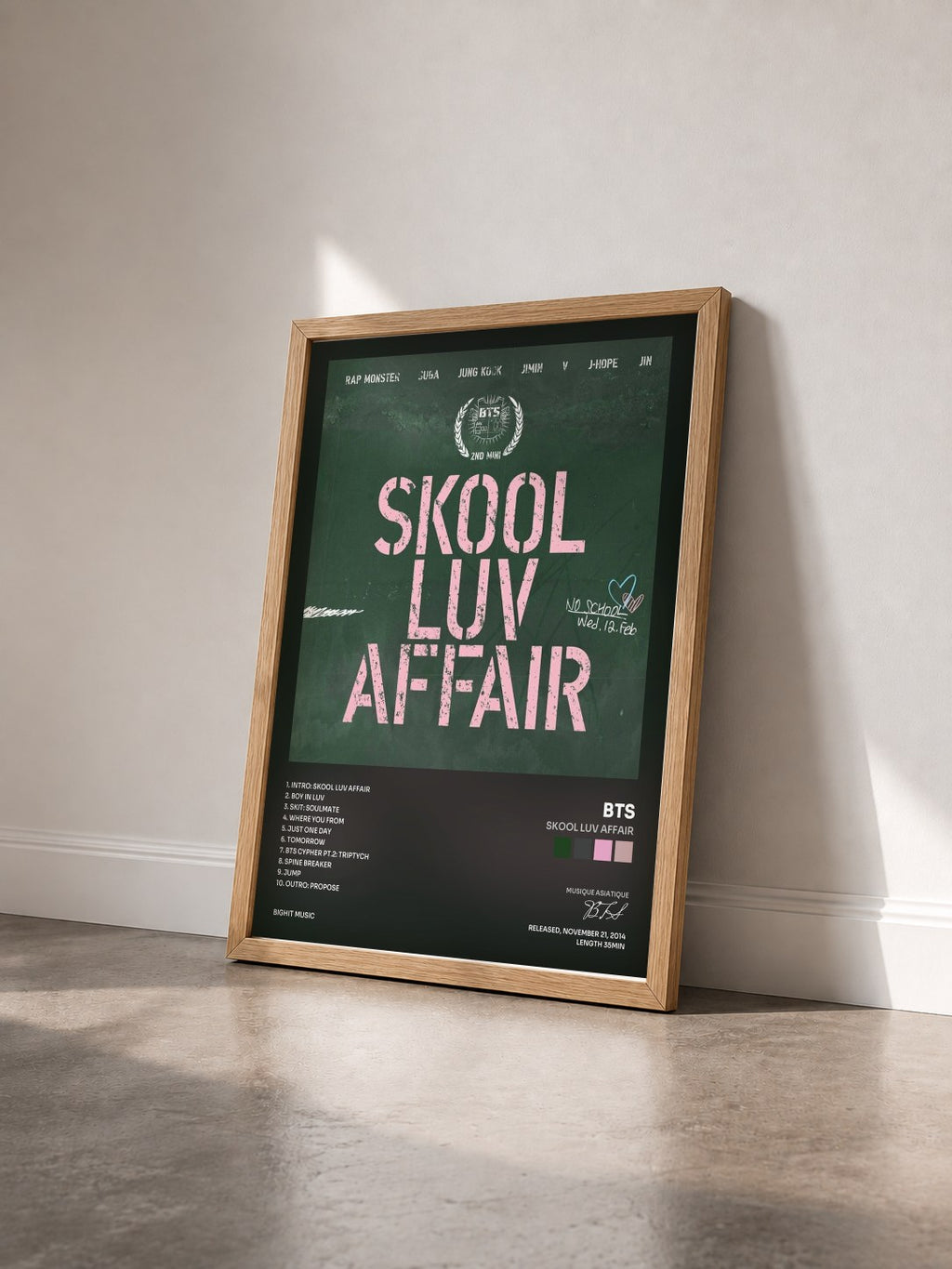 #bois Tableau de l'album Skool Luv Affair de BTS vu de trois quarts, cadre en bois brut