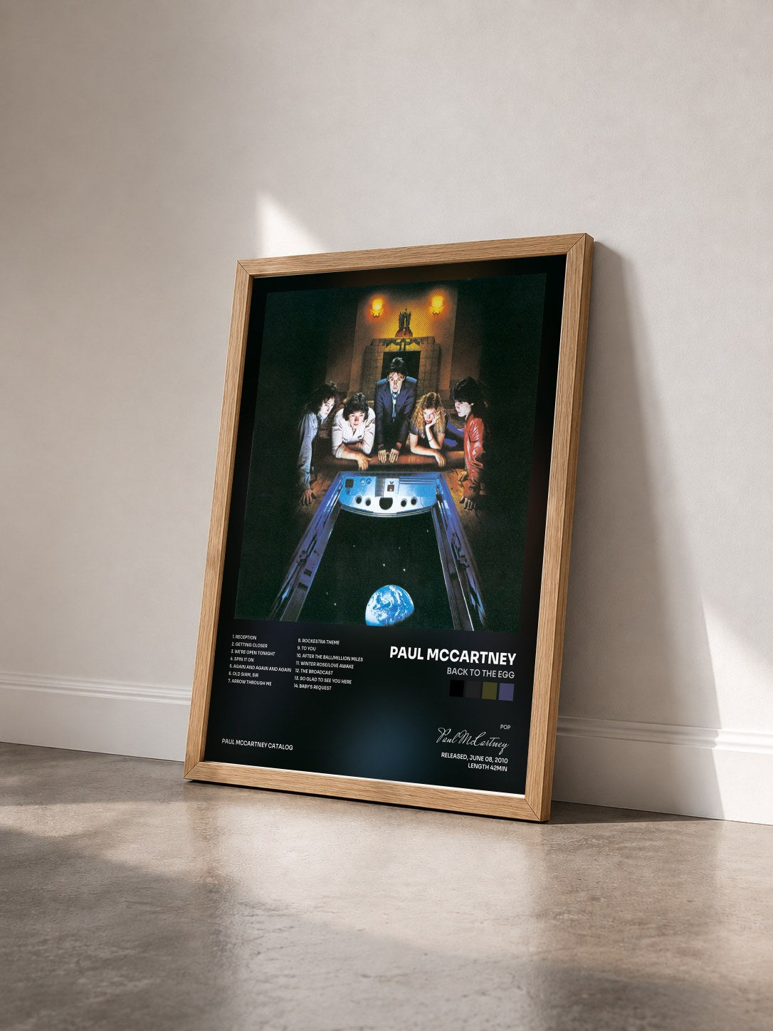 #bois Tableau de l'album Back To The Egg de Paul McCartney vu de trois quarts, cadre en bois brut