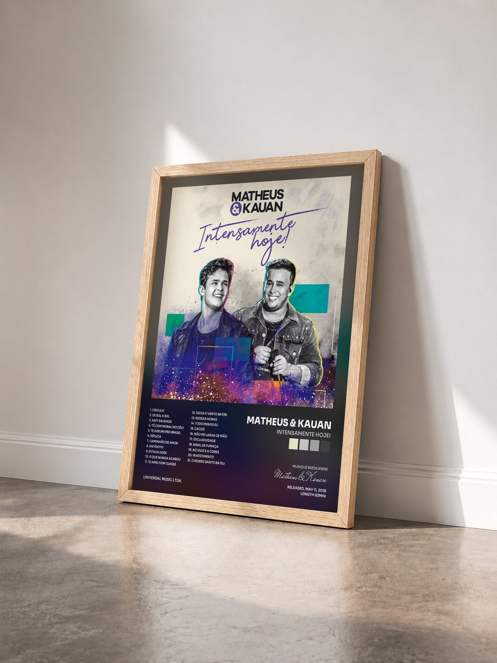 #bois Tableau de l'album Intensamente Hoje! de Matheus & Kauan vu de trois quarts, cadre en bois brut