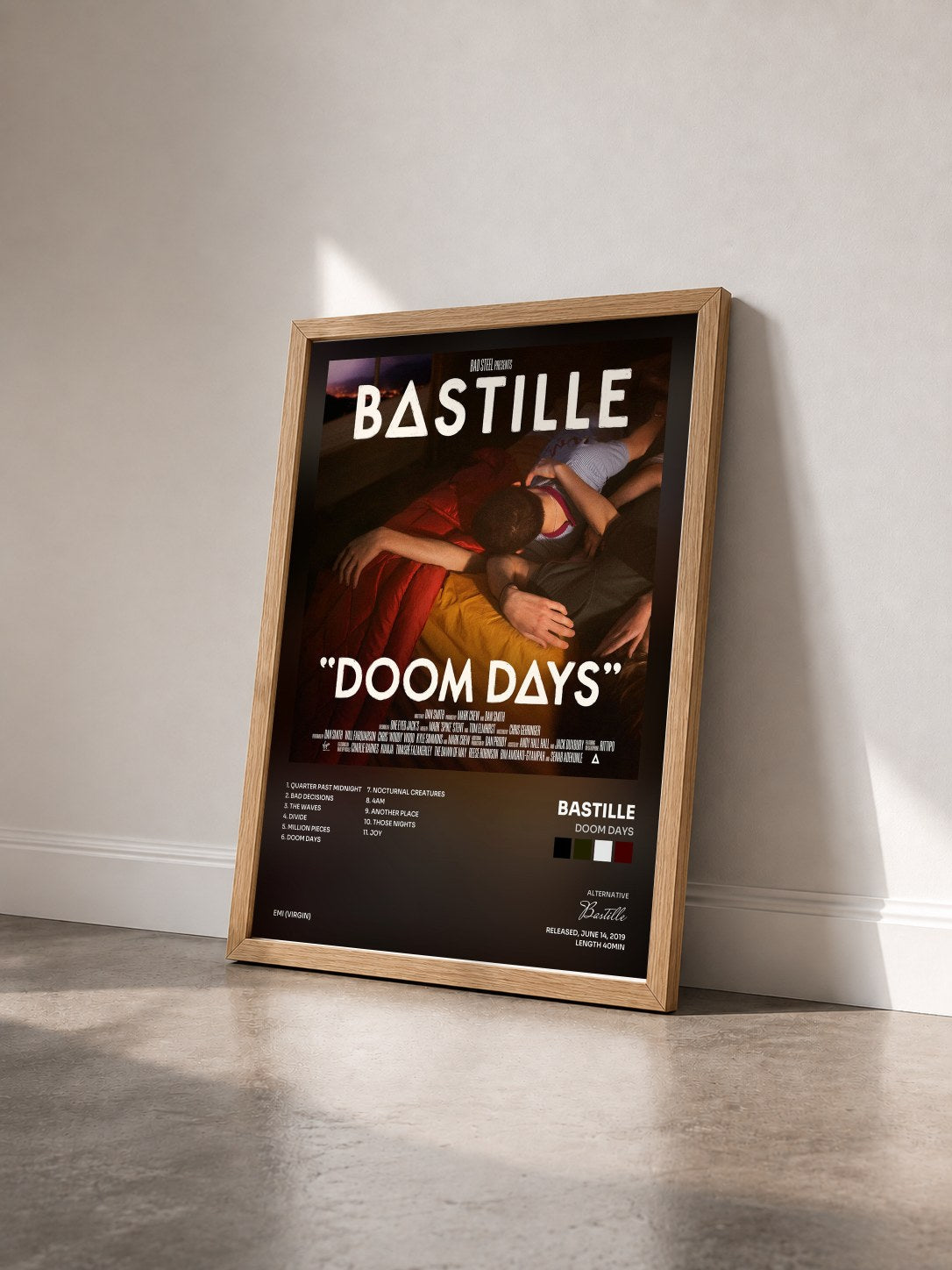 #bois Tableau de l'album Doom Days de Bastille vu de trois quarts, cadre en bois brut