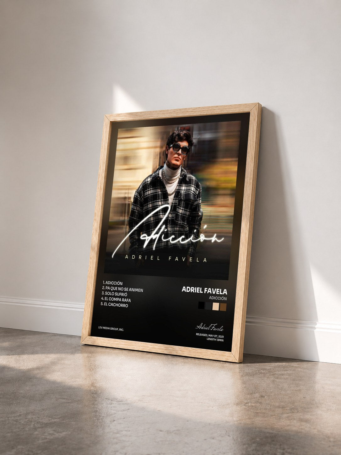 #bois Tableau de l'album Adicción de Adriel Favela vu de trois quarts, cadre en bois brut