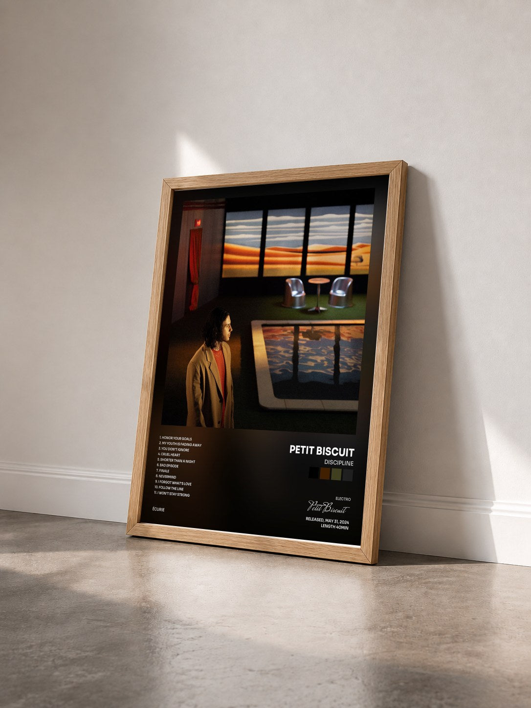 #bois Tableau de l'album Discipline de Petit Biscuit vu de trois quarts, cadre en bois brut