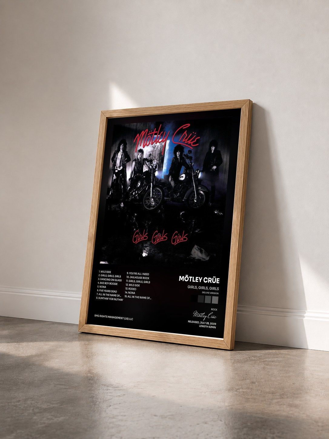 #bois Tableau de l'album Girls, Girls, Girls (Deluxe Version) de Mötley Crüe vu de trois quarts, cadre en bois brut