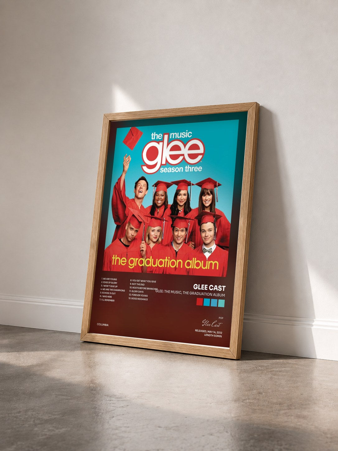 #bois Tableau de l'album Glee: The Music, The Graduation Album de Glee Cast vu de trois quarts, cadre en bois brut