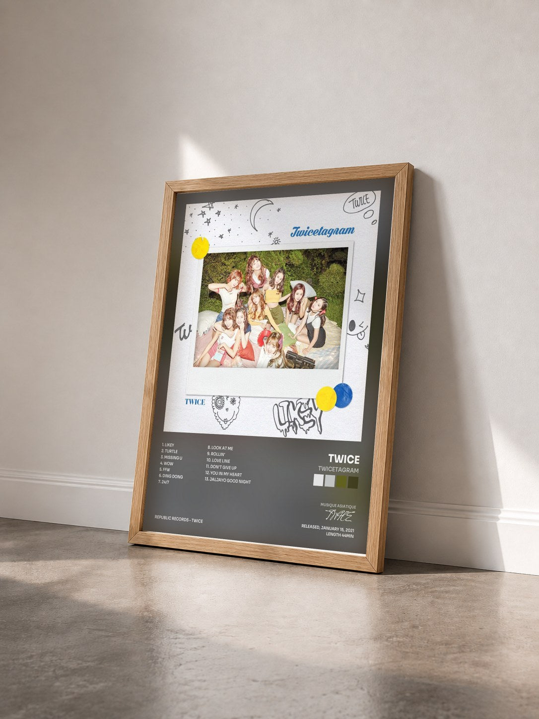 #bois Tableau de l'album Twicetagram de TWICE vu de trois quarts, cadre en bois brut