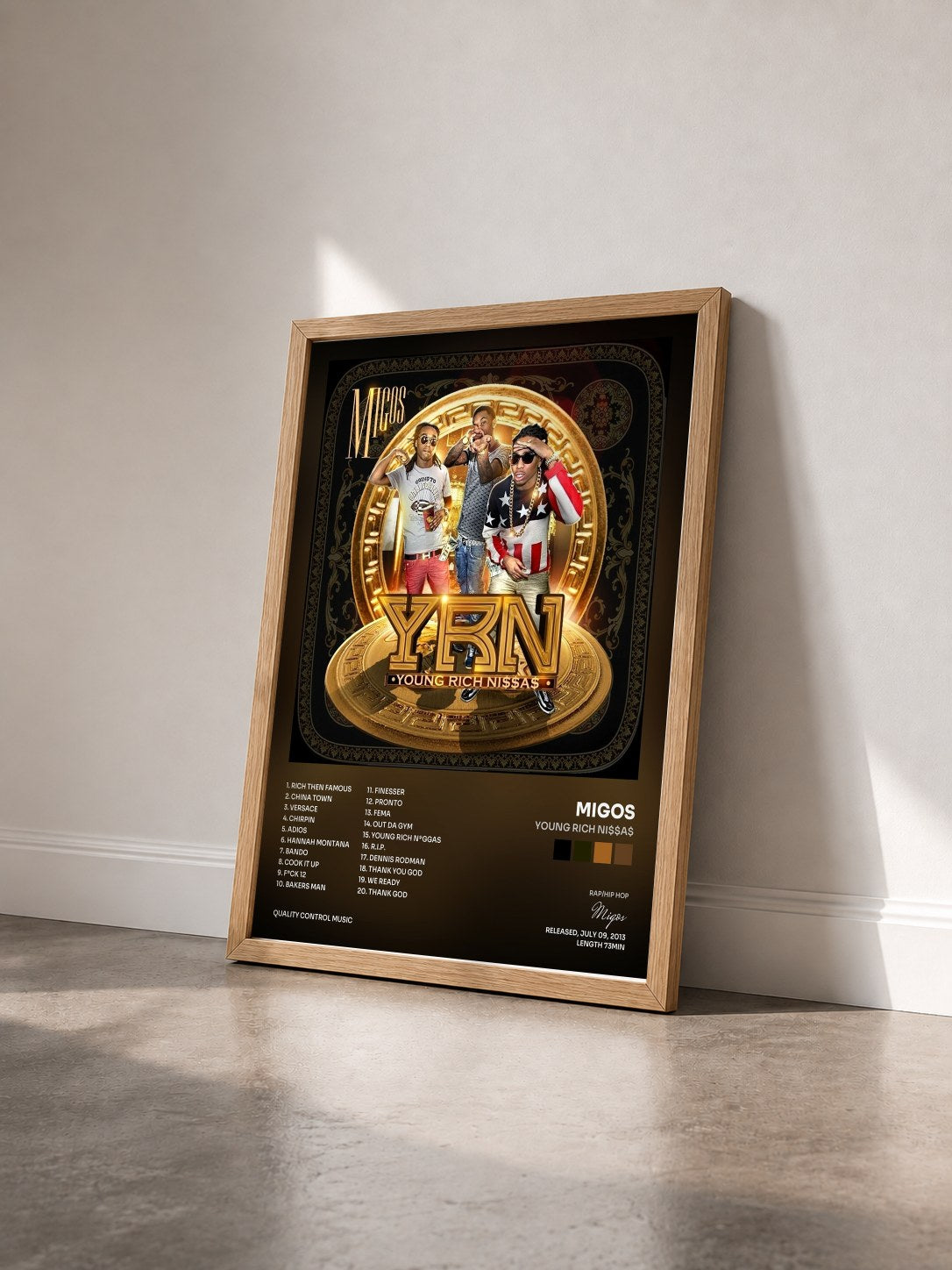 #bois Tableau de l'album Young Rich Ni$$a$ de Migos vu de trois quarts, cadre en bois brut