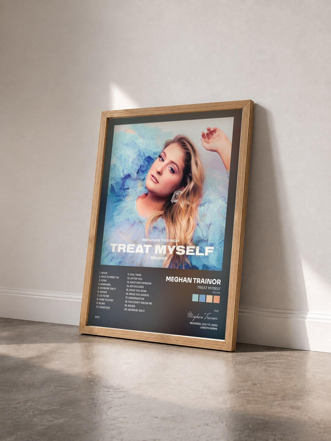 #bois Tableau de l'album TREAT MYSELF (DELUXE) de Meghan Trainor vu de trois quarts, cadre en bois brut