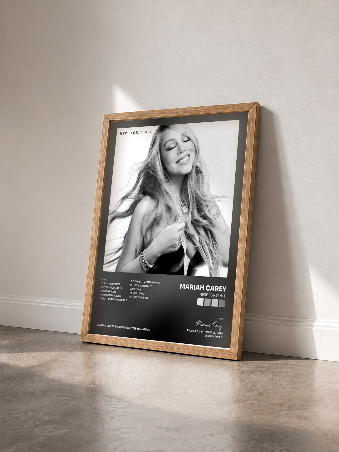 #bois Tableau de l'album Here For It All de Mariah Carey vu de trois quarts, cadre en bois brut