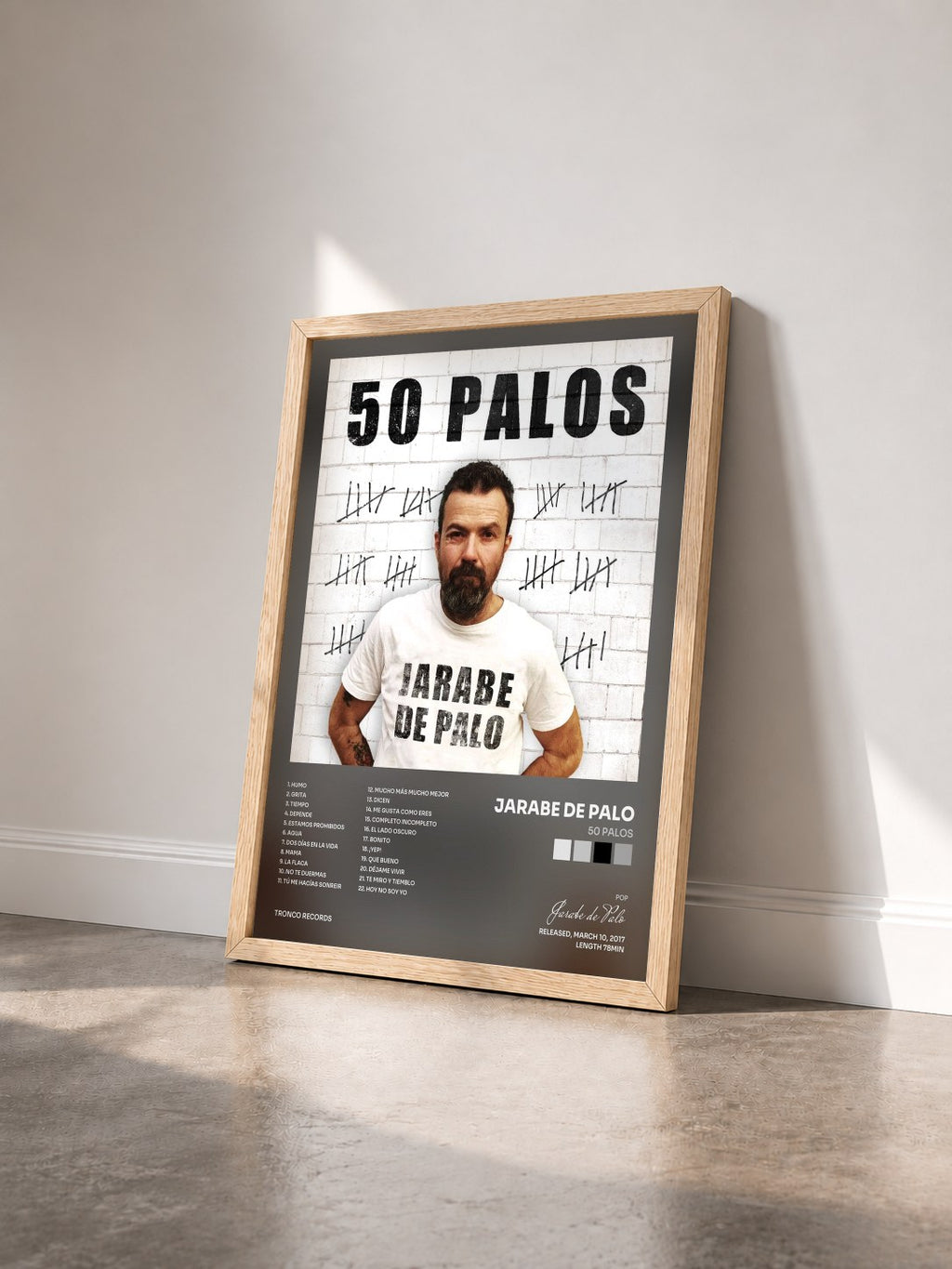 #bois Tableau de l'album 50 Palos de Jarabe de Palo vu de trois quarts, cadre en bois brut