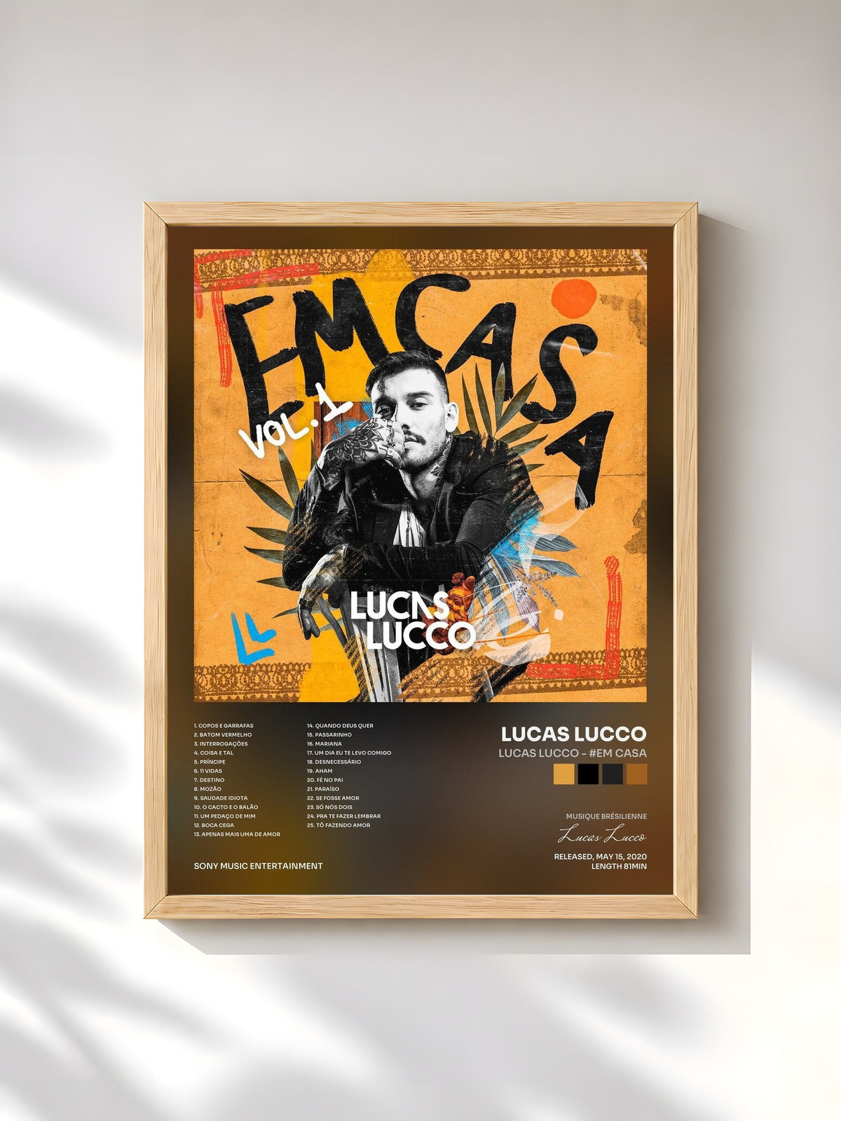 #bois Tableau de l'album Lucas Lucco - #Em Casa de Lucas Lucco, cadre en bois brut, imprimé et encadré en France