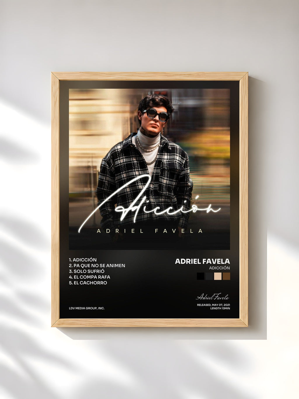 #bois Tableau de l'album Adicción de Adriel Favela, cadre en bois brut, imprimé et encadré en France