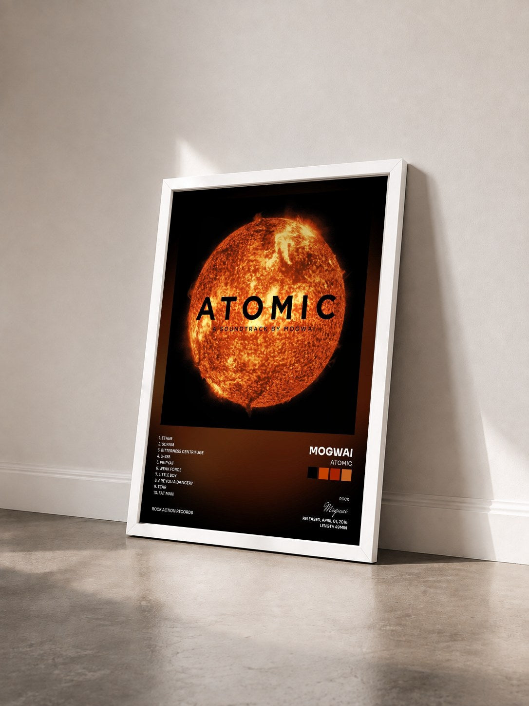 #blanc Tableau de l'album Atomic de Mogwai vu de trois quarts, cadre blanc