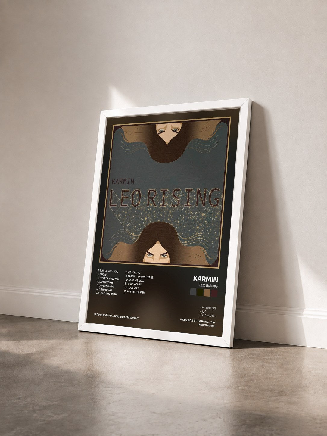 #blanc Tableau de l'album Leo Rising de Karmin vu de trois quarts, cadre blanc