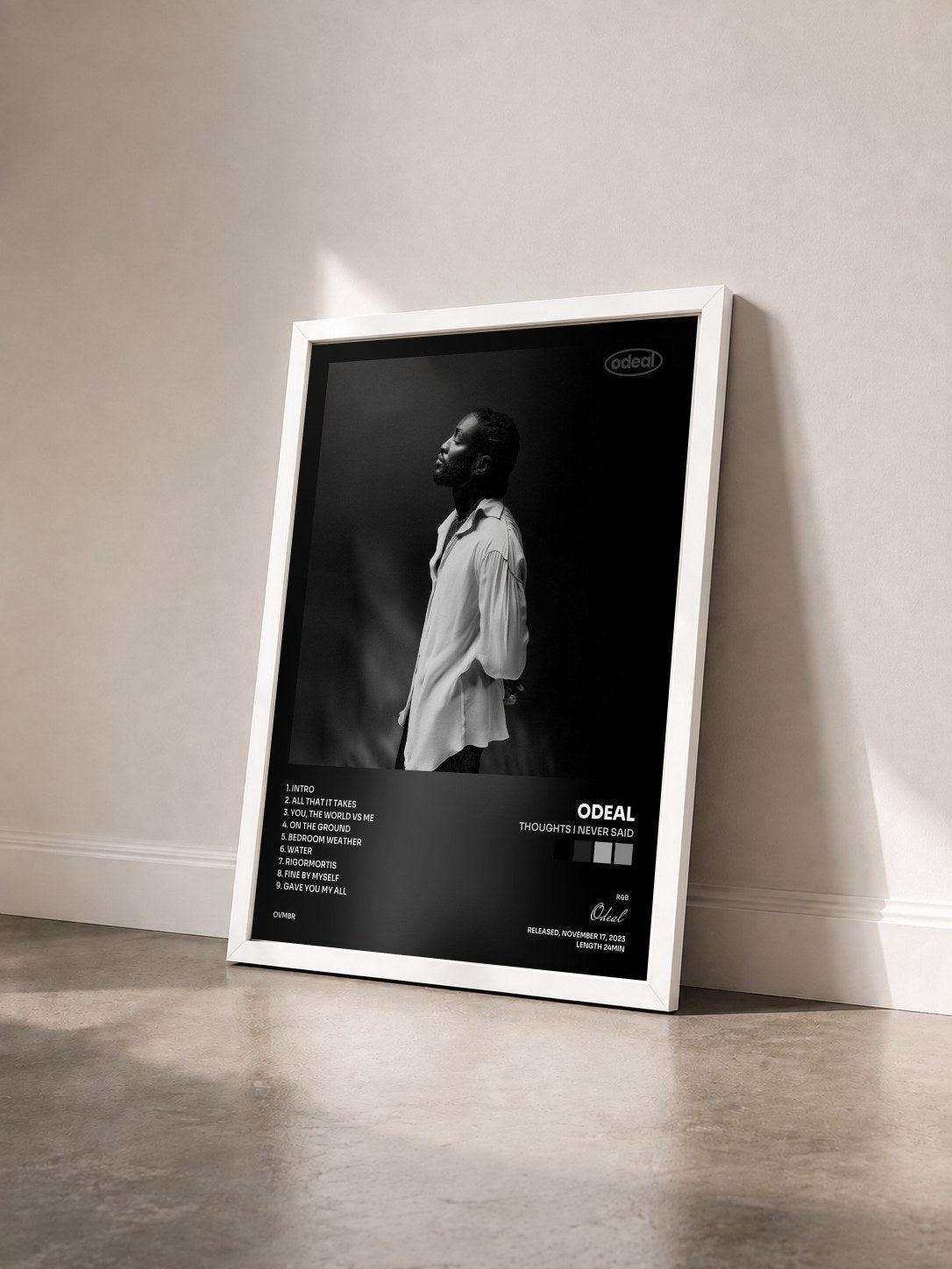 #blanc Tableau de l'album Thoughts I Never Said de Odeal vu de trois quarts, cadre blanc