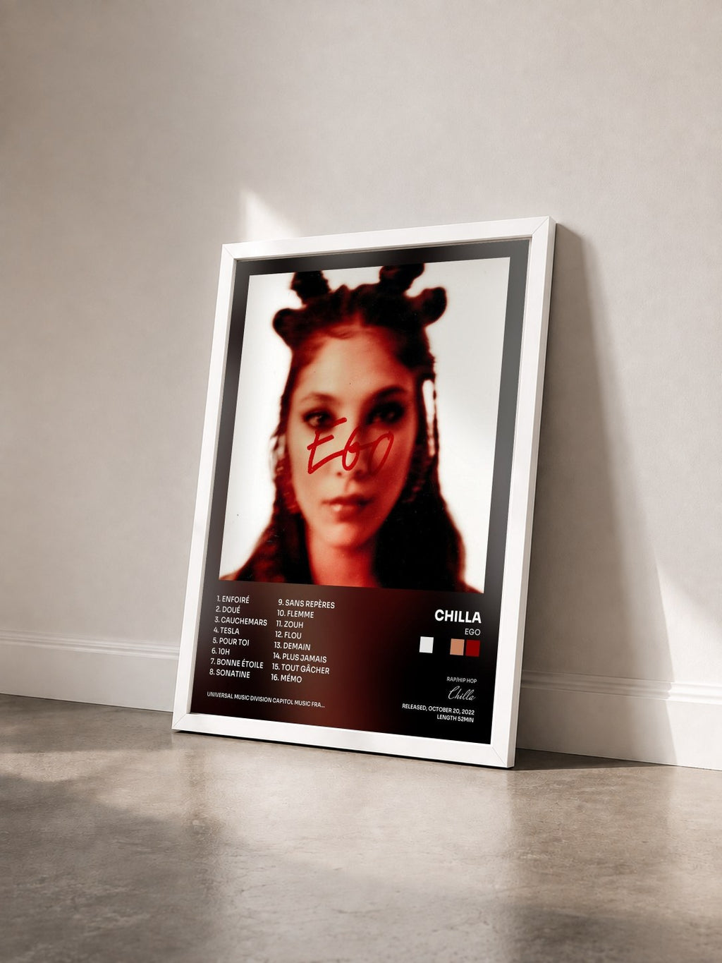 #blanc Tableau de l'album EGO de Chilla vu de trois quarts, cadre blanc