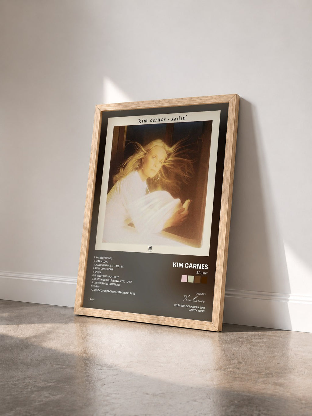 #bois Tableau de l'album Sailin' de Kim Carnes vu de trois quarts, cadre en bois brut