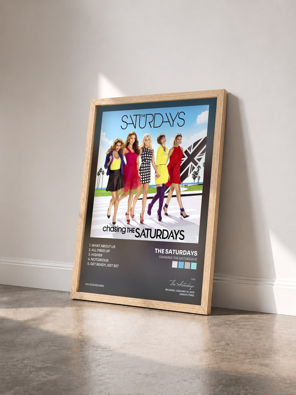 #bois Tableau de l'album Chasing The Saturdays de The Saturdays vu de trois quarts, cadre en bois brut