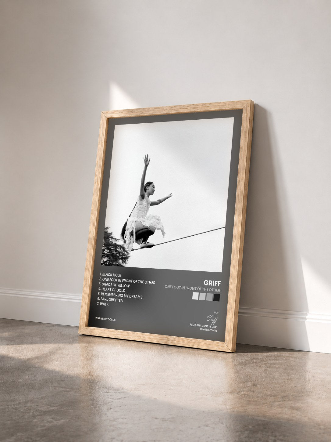 #bois Tableau de l'album One Foot In Front Of The Other de Griff vu de trois quarts, cadre en bois brut