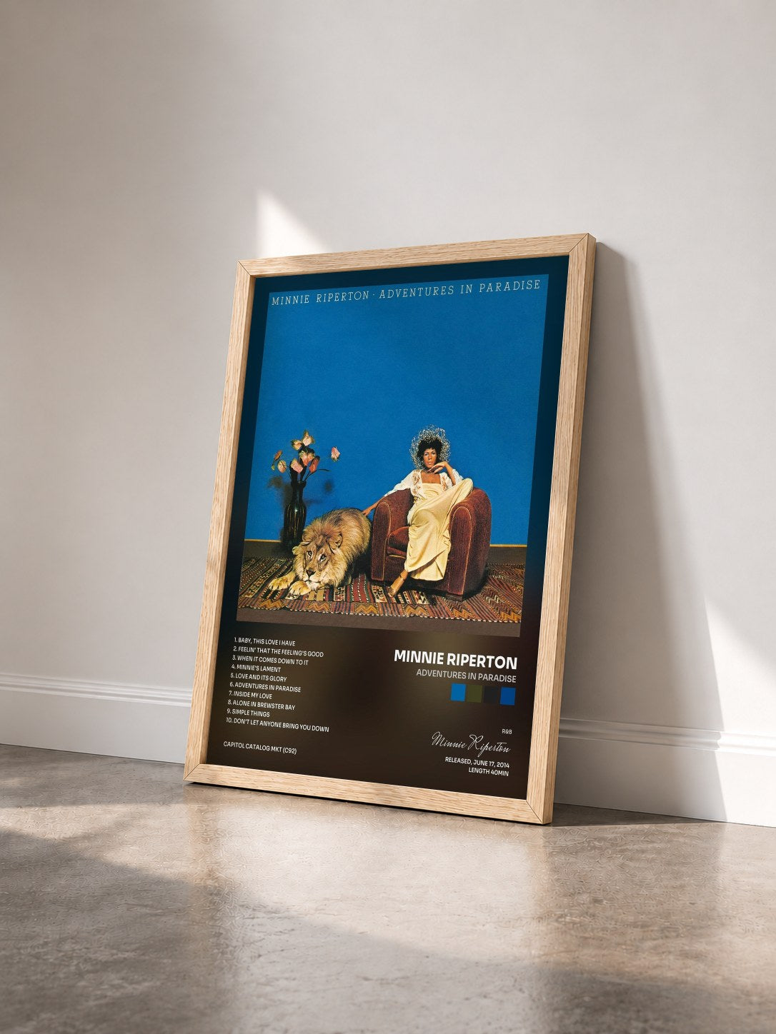 #bois Tableau de l'album Adventures In Paradise de Minnie Riperton vu de trois quarts, cadre en bois brut