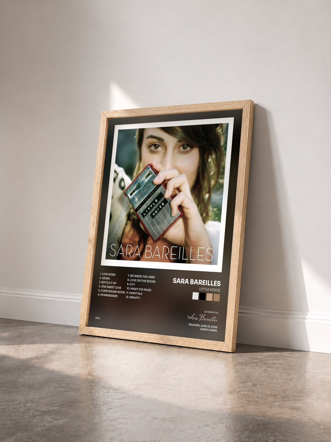 #bois Tableau de l'album Little Voice de Sara Bareilles vu de trois quarts, cadre en bois brut