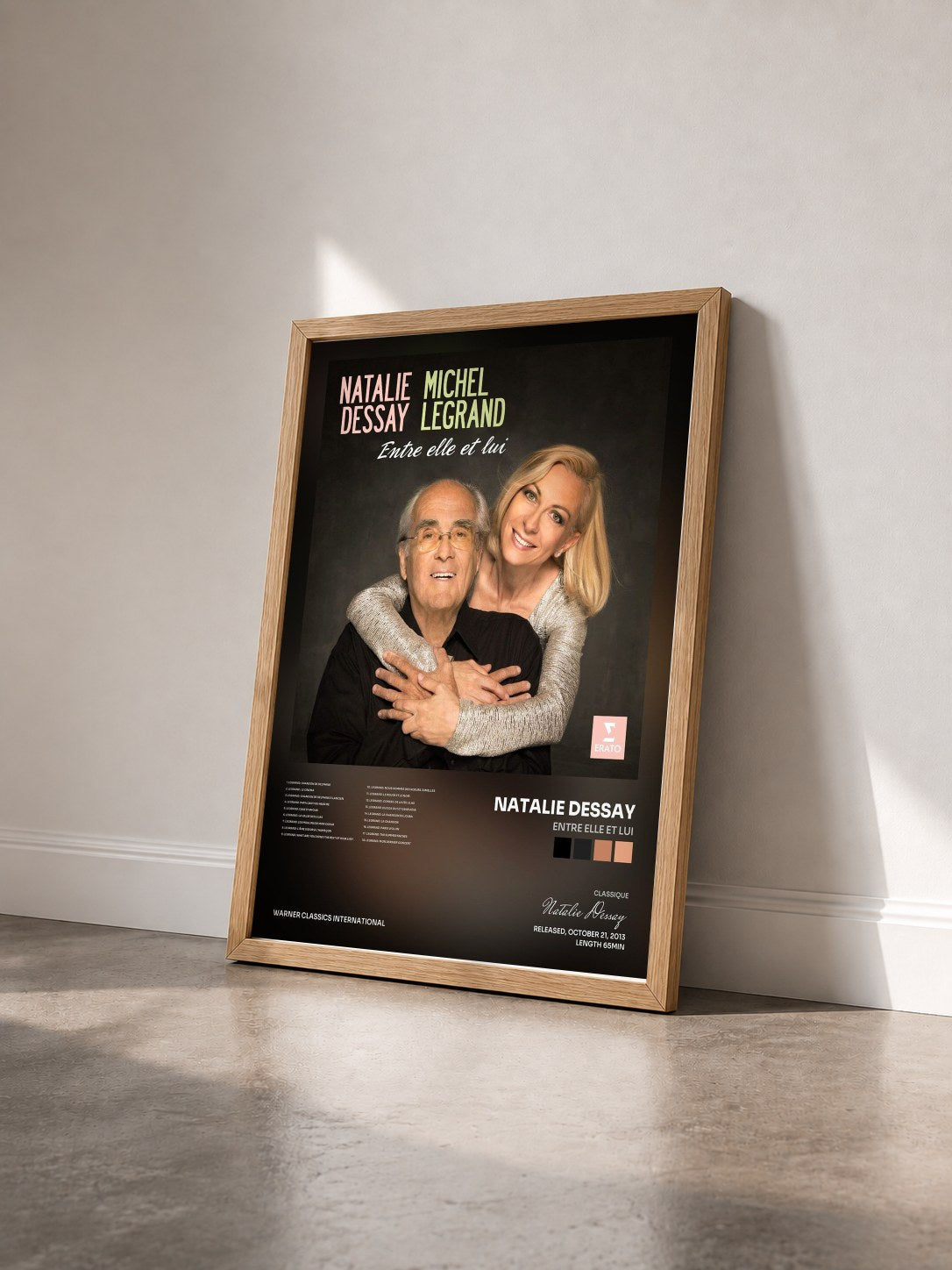 #bois Tableau de l'album Entre elle et lui de Natalie Dessay vu de trois quarts, cadre en bois brut