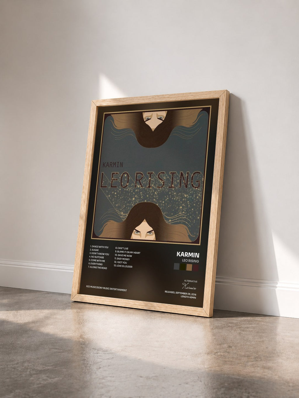 #bois Tableau de l'album Leo Rising de Karmin vu de trois quarts, cadre en bois brut