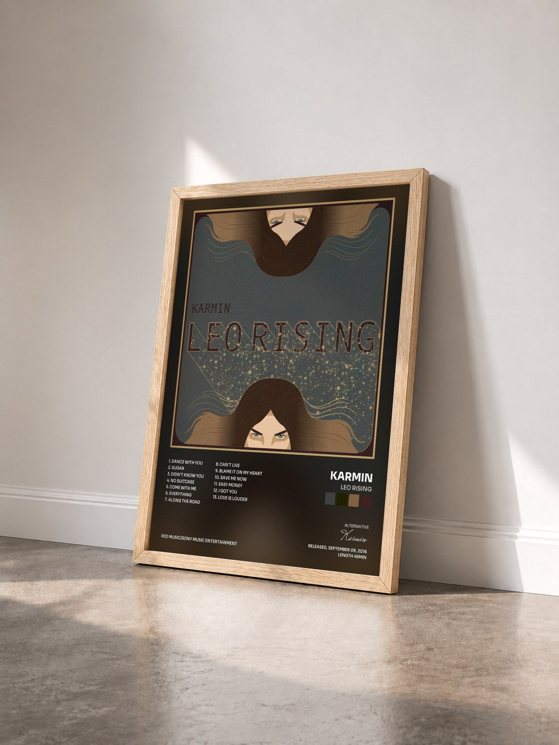 #bois Tableau de l'album Leo Rising de Karmin vu de trois quarts, cadre en bois brut