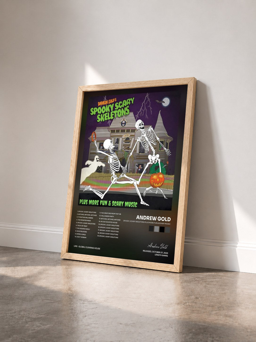 #bois Tableau de l'album Spooky, Scary Skeletons Plus More Fun & Scary Music de Andrew Gold vu de trois quarts, cadre en bois brut
