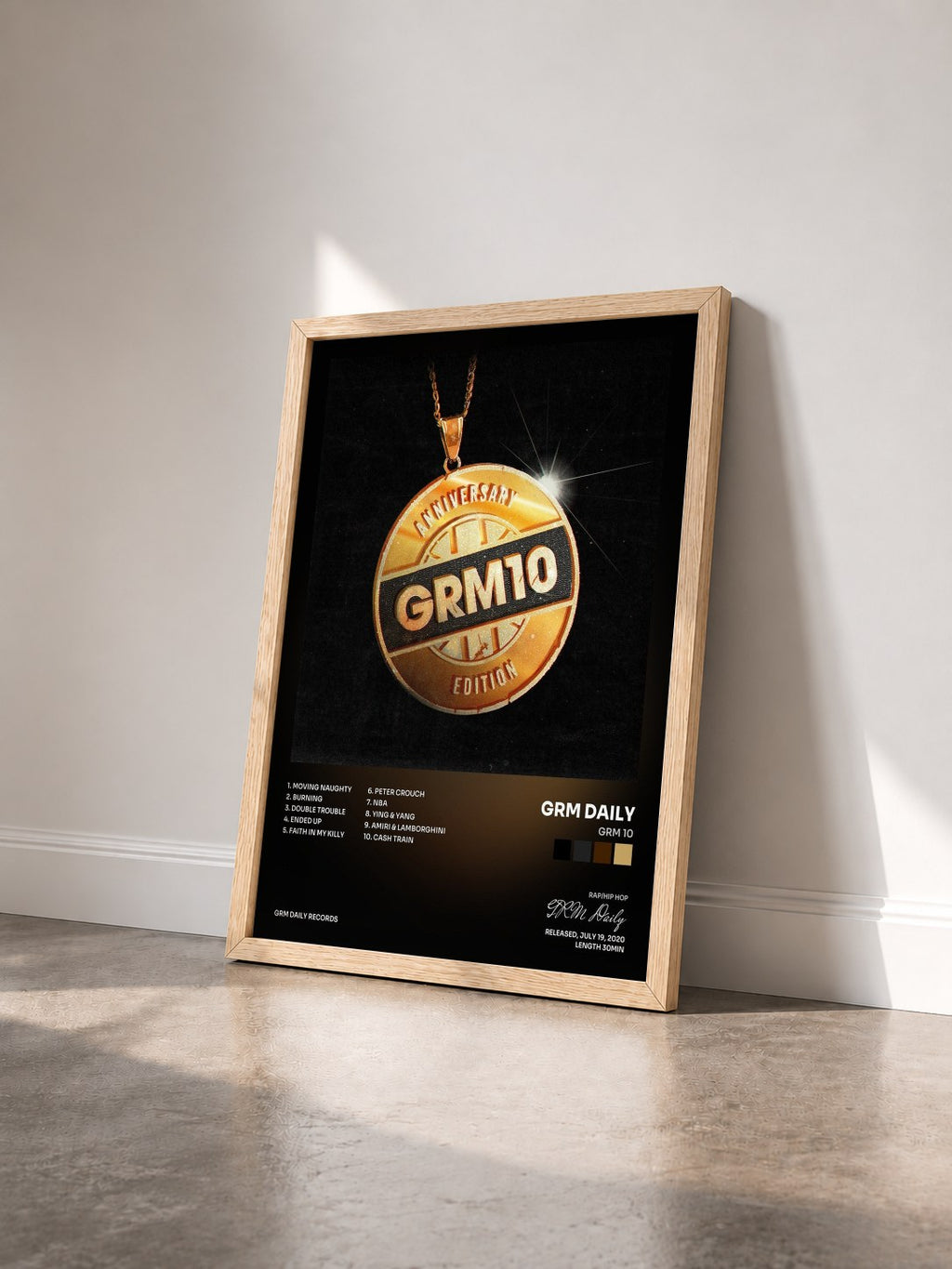 #bois Tableau de l'album GRM 10 de GRM Daily vu de trois quarts, cadre en bois brut