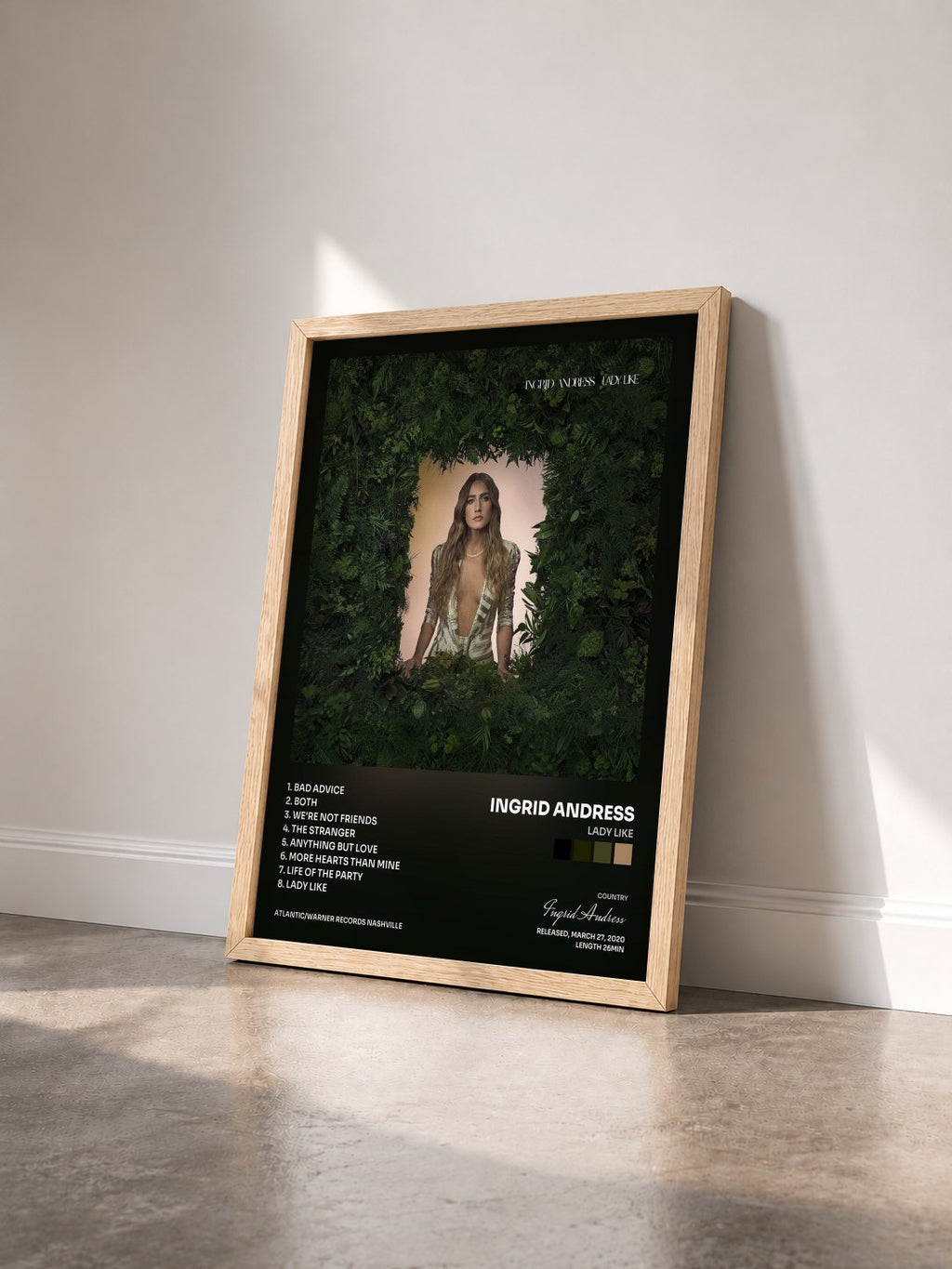 #bois Tableau de l'album Lady Like de Ingrid Andress vu de trois quarts, cadre en bois brut