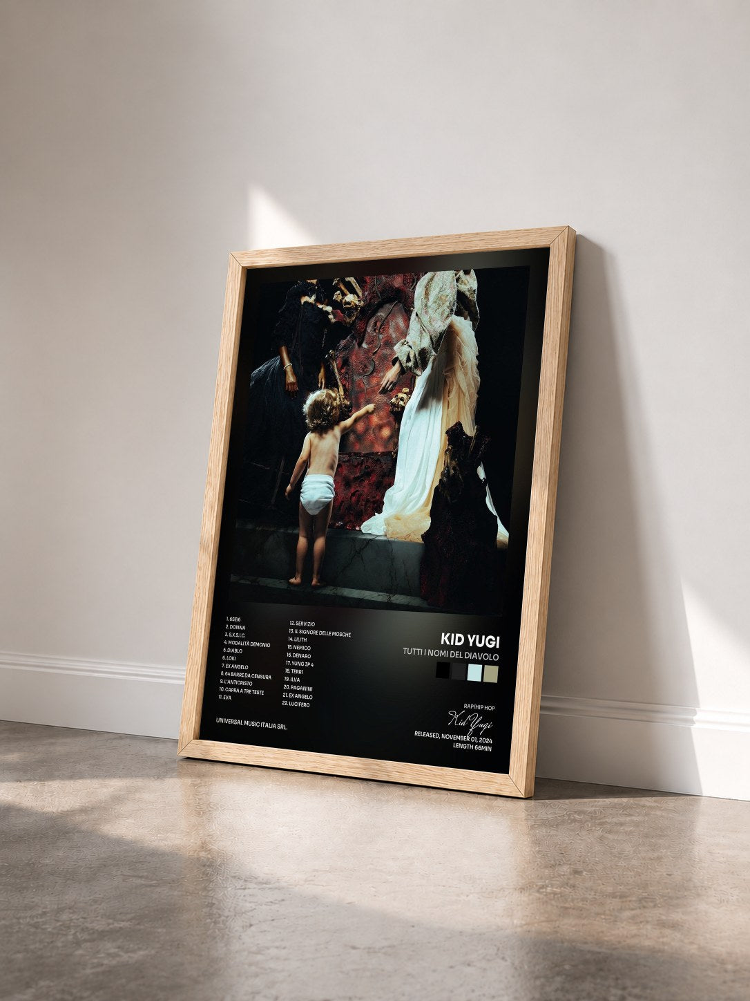 #bois Tableau de l'album Tutti i Nomi del Diavolo de Kid Yugi vu de trois quarts, cadre en bois brut