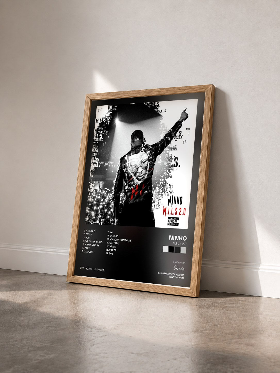 #bois Tableau de l'album M.I.L.S 2.0 de Ninho vu de trois quarts, cadre en bois brut