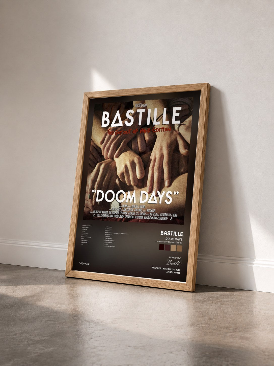 #bois Tableau de l'album Doom Days (This Got Out Of Hand Edition) de Bastille vu de trois quarts, cadre en bois brut