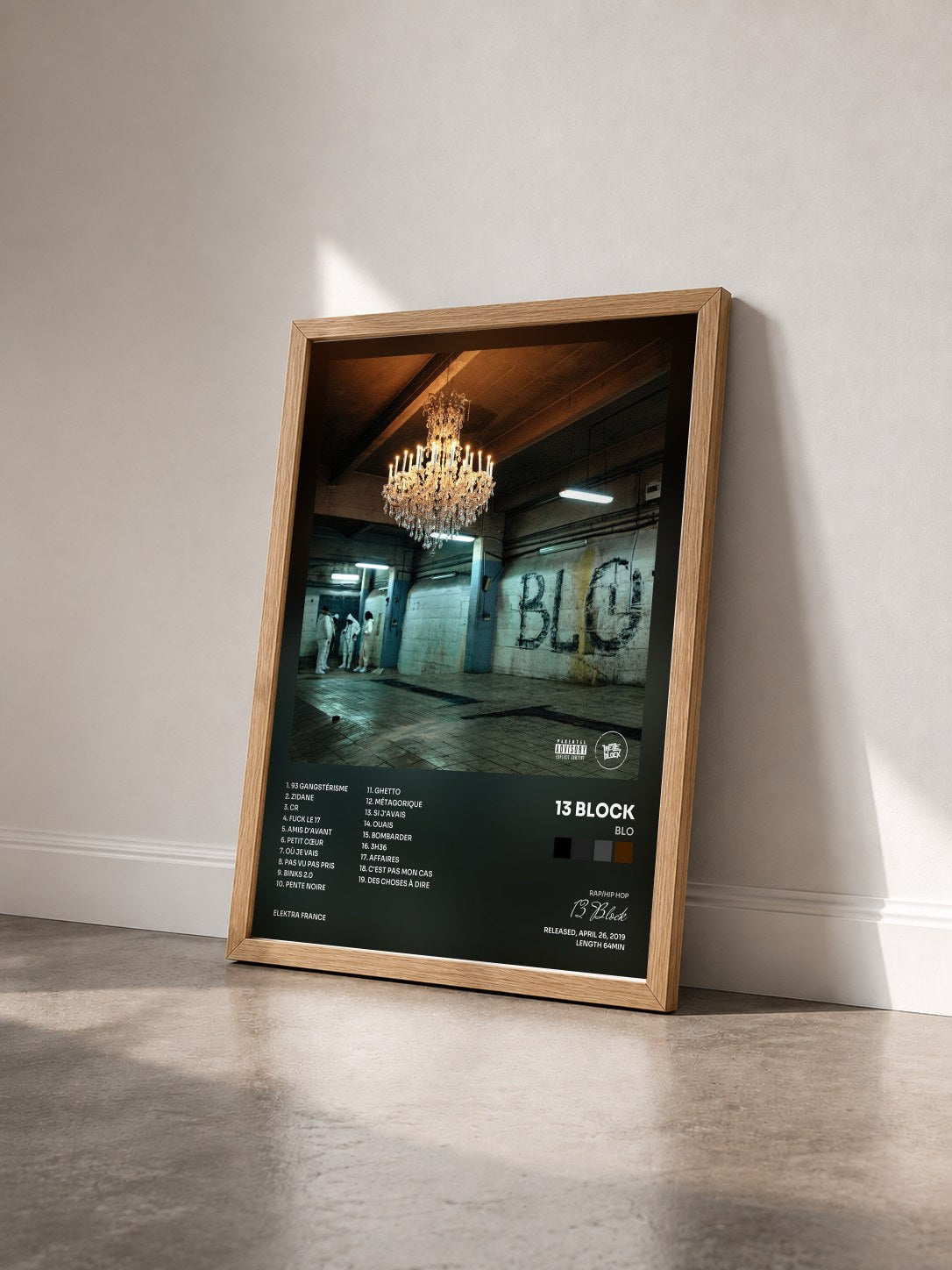 #bois Tableau de l'album BLO de 13 Block vu de trois quarts, cadre en bois brut