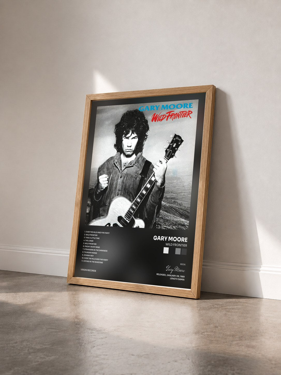 #bois Tableau de l'album Wild Frontier de Gary Moore vu de trois quarts, cadre en bois brut