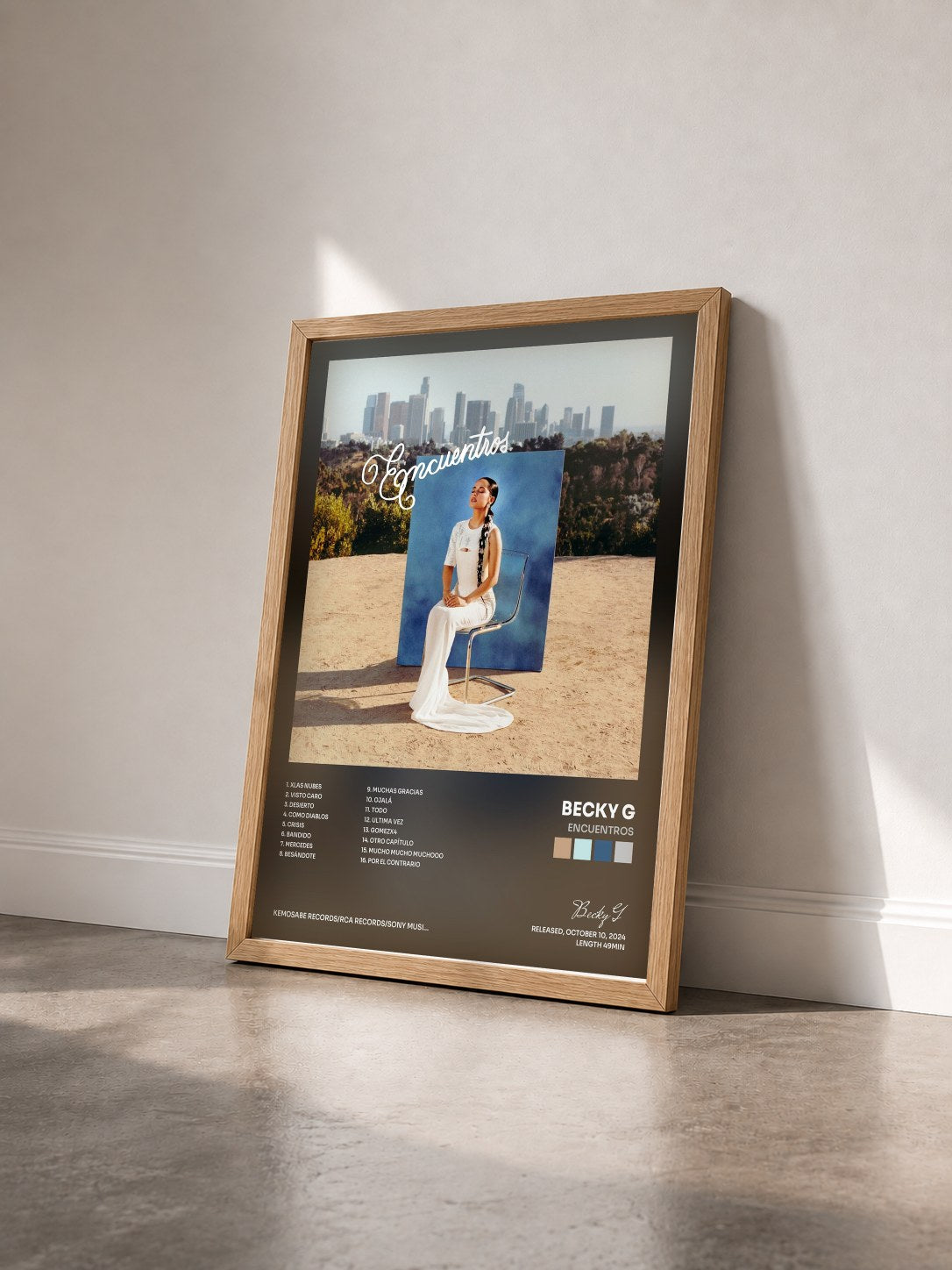 #bois Tableau de l'album ENCUENTROS de Becky G vu de trois quarts, cadre en bois brut