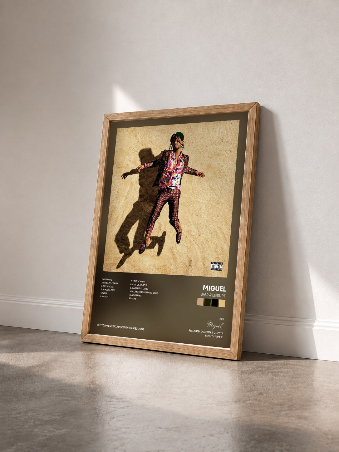 #bois Tableau de l'album War & Leisure de Miguel vu de trois quarts, cadre en bois brut