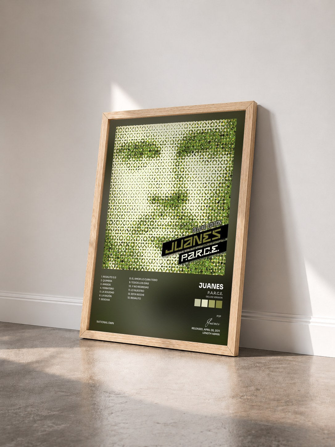 #bois Tableau de l'album P.A.R.C.E. (Deluxe Version) de Juanes vu de trois quarts, cadre en bois brut