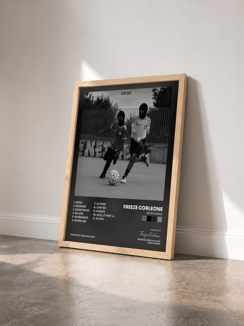 #bois Tableau de l'album RIYAD SADIO de Freeze Corleone vu de trois quarts, cadre en bois brut