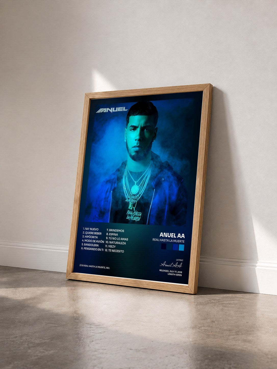 #bois Tableau de l'album Real Hasta la Muerte de Anuel AA vu de trois quarts, cadre en bois brut