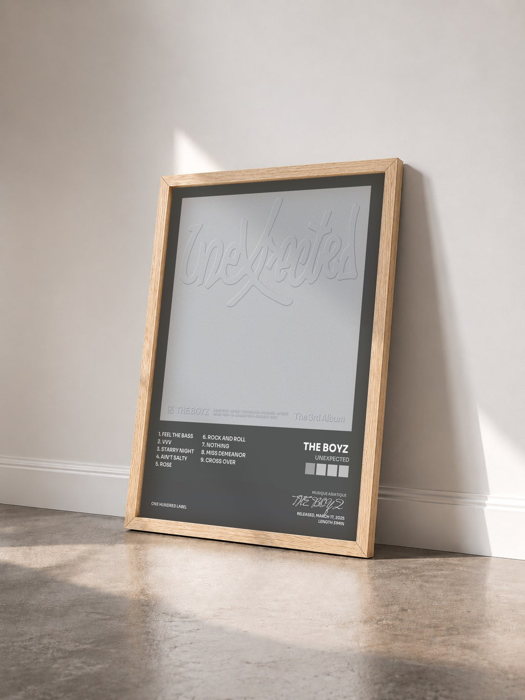 #bois Tableau de l'album Unexpected de THE BOYZ  vu de trois quarts, cadre en bois brut