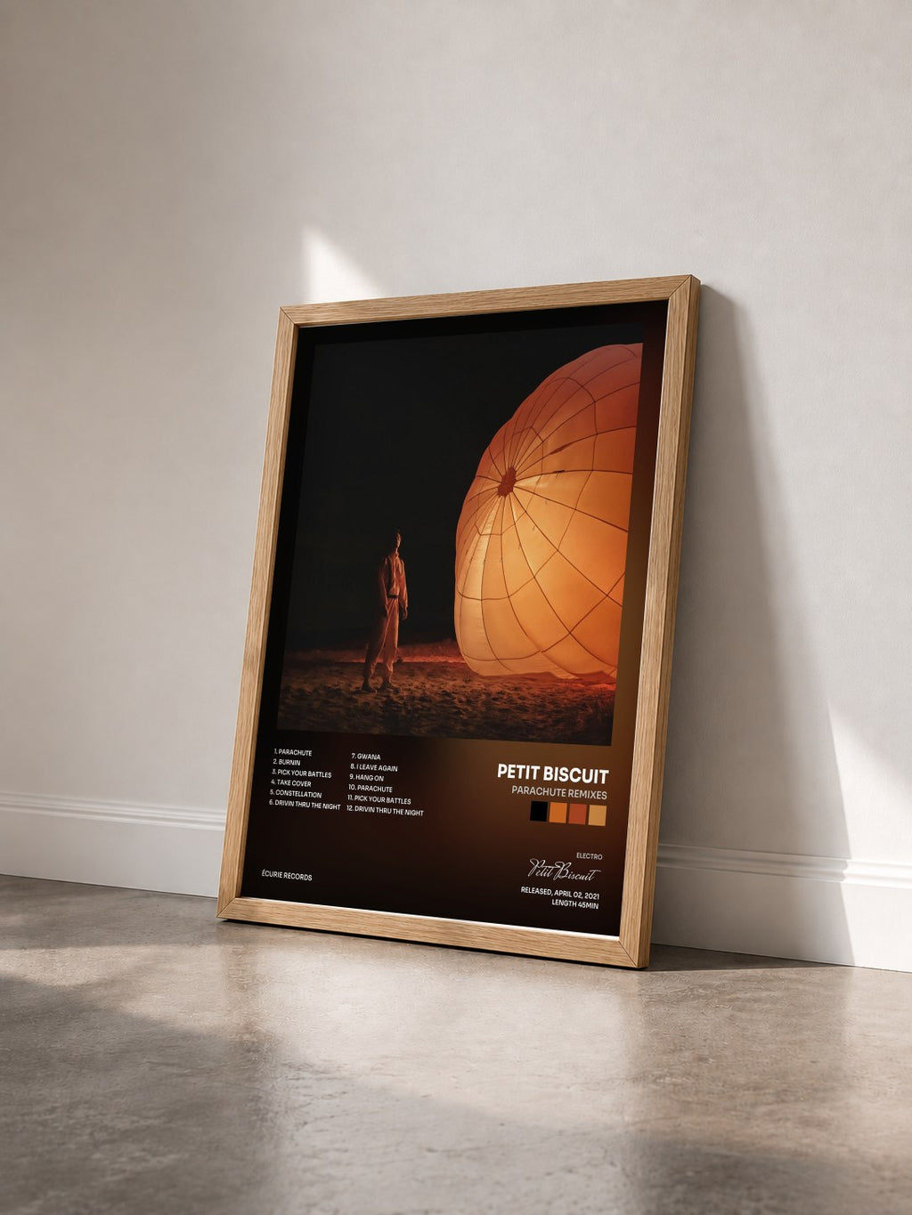#bois Tableau de l'album Parachute Remixes de Petit Biscuit vu de trois quarts, cadre en bois brut