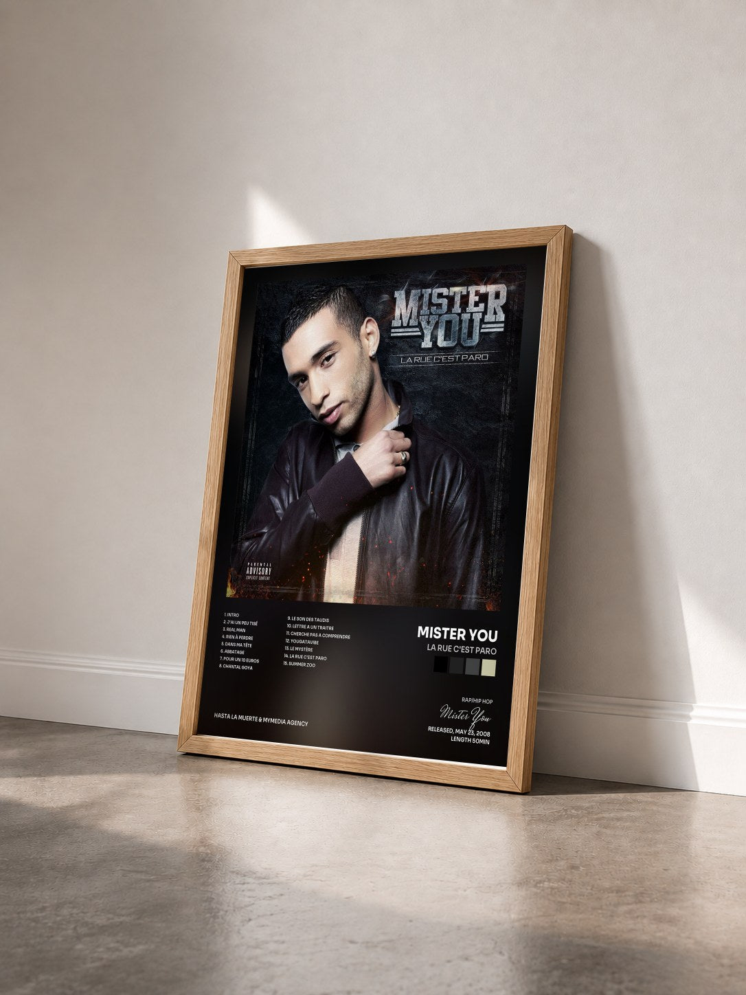 #bois Tableau de l'album La Rue C'est Paro de Mister You vu de trois quarts, cadre en bois brut